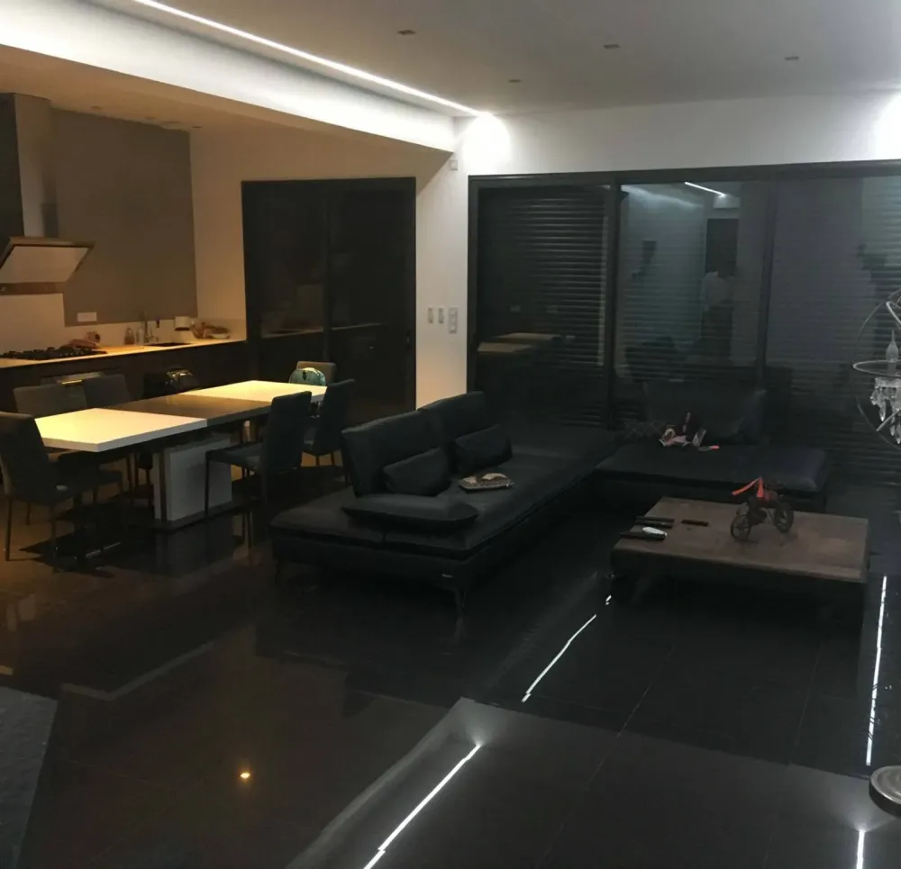 Aménagement d’une maison contemporaine en forme cubique à Bruges